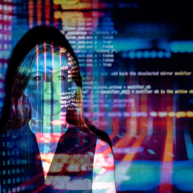 Ingénierie sociale et failles humaines : visage projeté de lignes de code