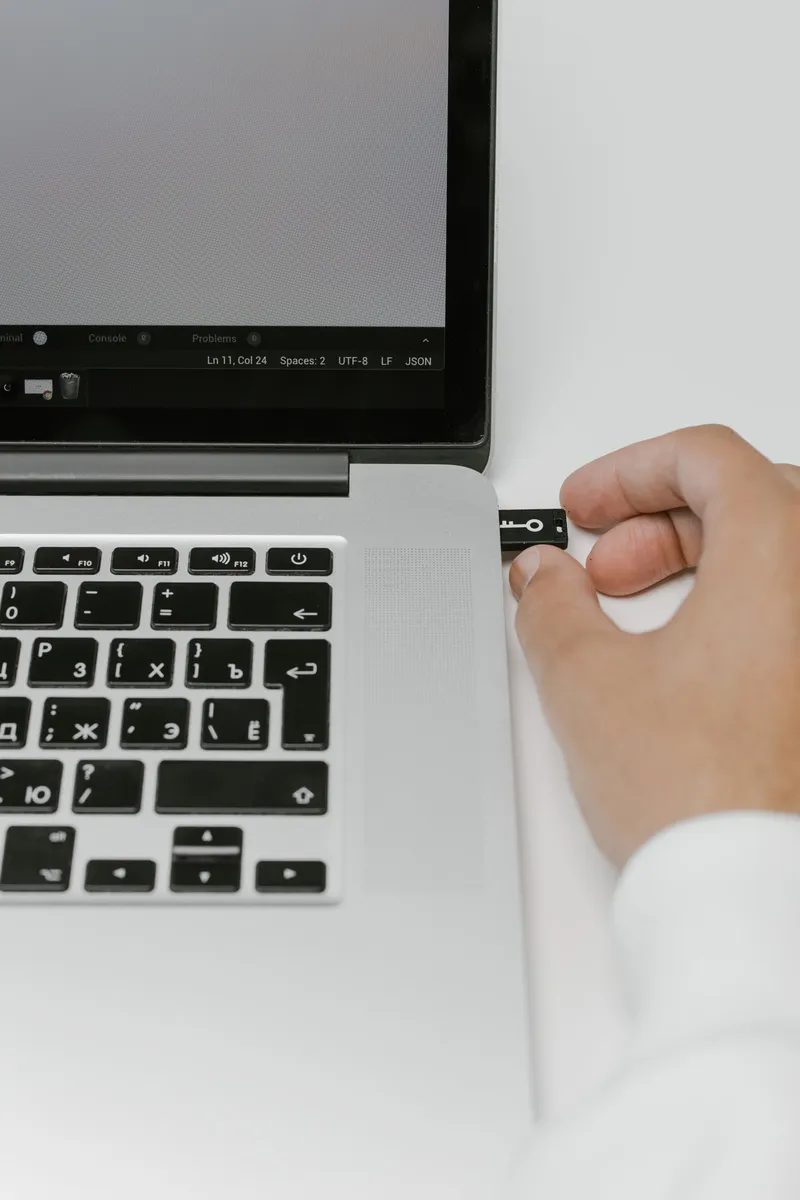 Branchement d'une clé USB sur un ordinateur portable : vol de données par intrusion physique